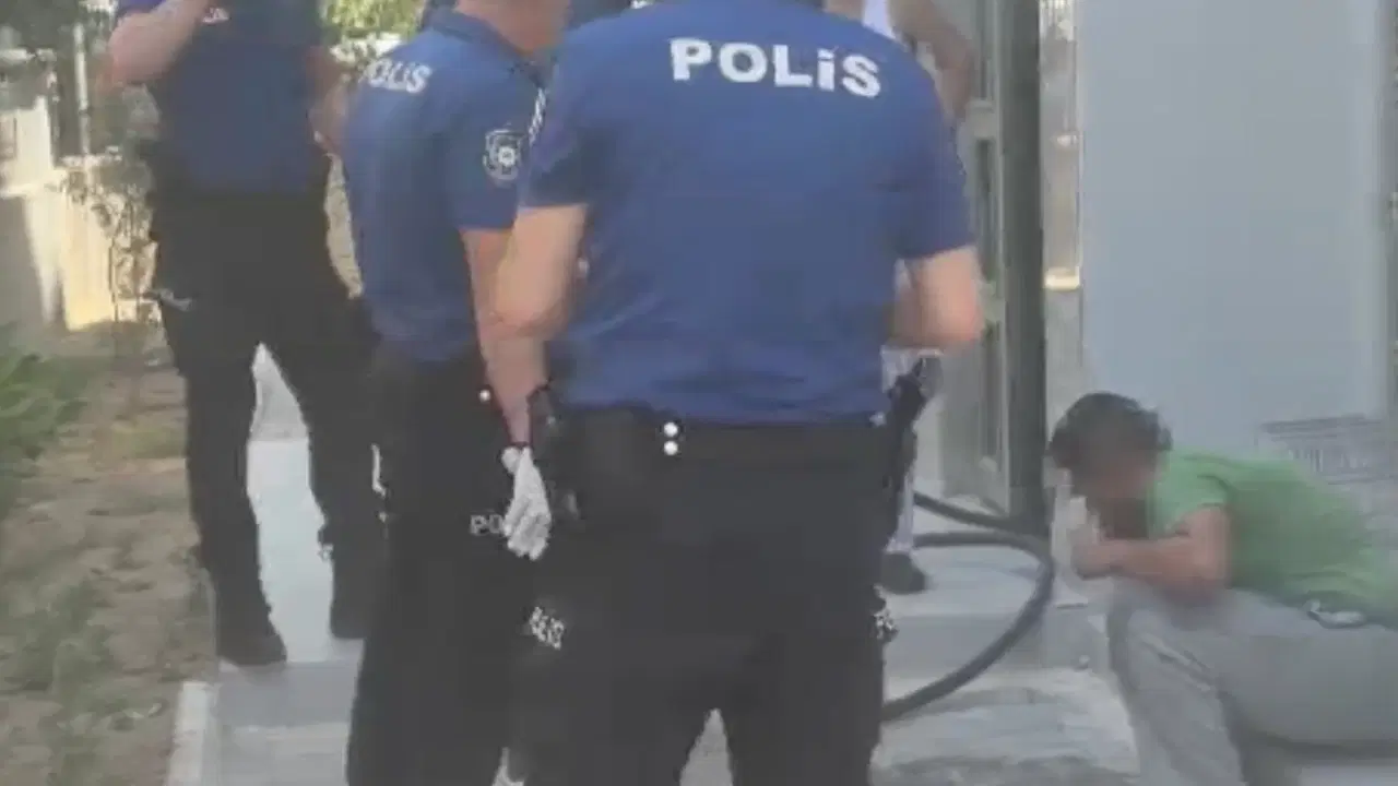 Annesiyle tartışıp kendini kilitlediği odayı ateşe verdi!