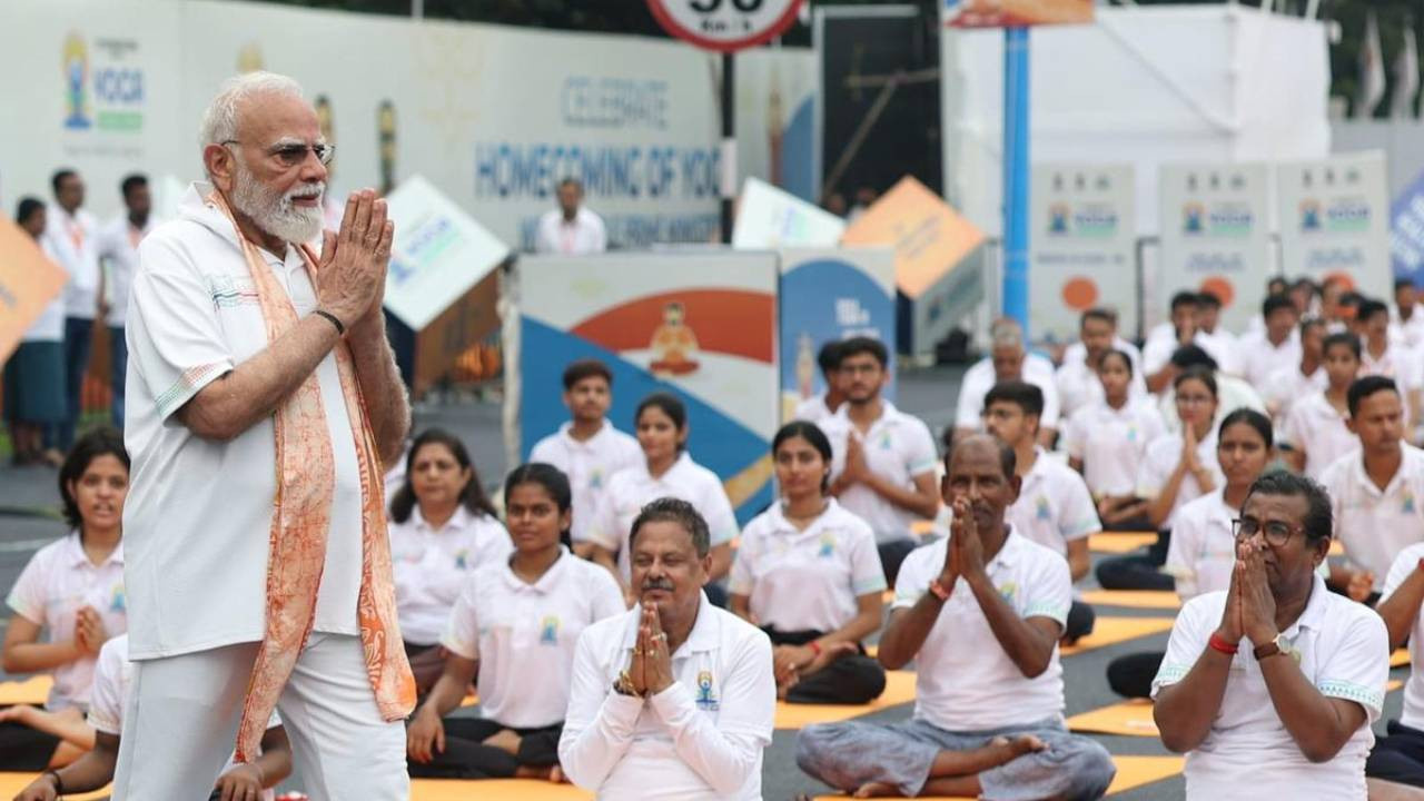 Başbakan binlerce kişiyle aynı anda yoga yaptı! Görüntüler sosyal medyayı salladı