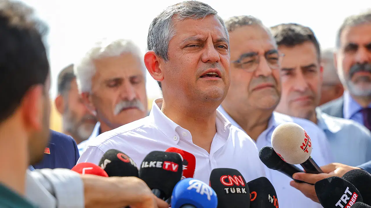 ‘Tespih’ diyaloğu dikkat çekti… Özgür Özel’den Diyarbakır’da önemli mesajlar: ‘Bu şirketler milleti canından bezdirmiş!’