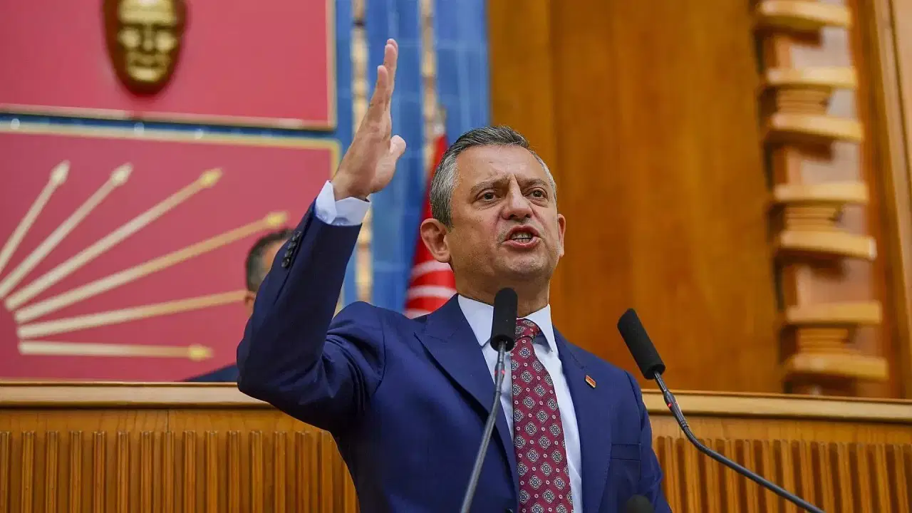 Özgür Özel’den direnen öğretmenlere destek: ‘AK Parti, devletin polisini kendi beceriksizliğine kalkan yapmaya çalışıyor’