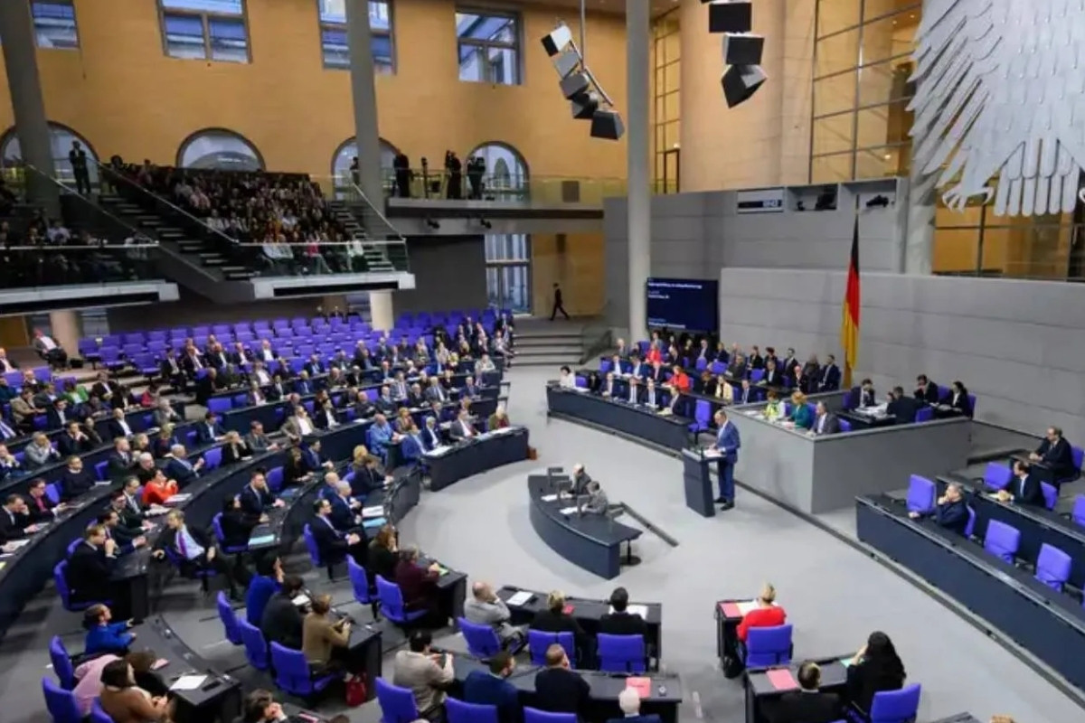 Almanya’da milletvekilleri halkla dayanışma için 500 euroluk maaş zammını oy birliğiyle reddetti Img